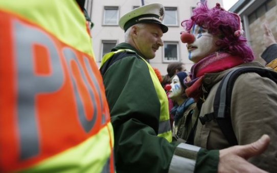 Policisté se s většinou klaunů domluvili.